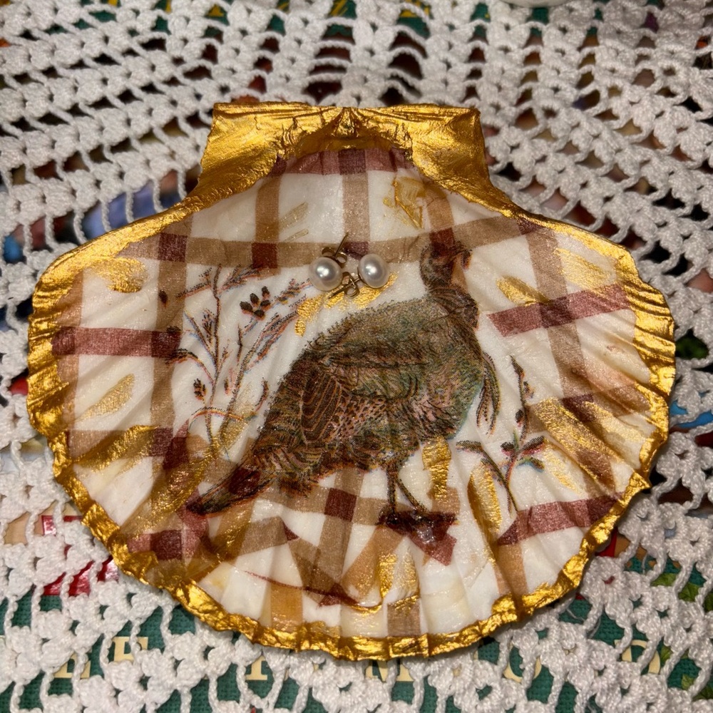 Hand crafted Decoupage Shell. - Picture 7 of 11
